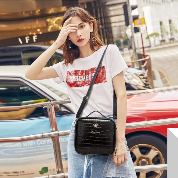 Cosmetic case with a leather detachable shoulder strap. - Picture 4 of 14